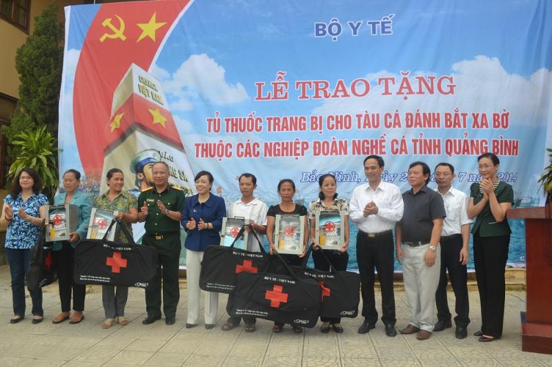 Bộ Y tế trao tặng 135 tủ thuốc trang bị cho tàu cá đánh bắt xa bờ thuộc các nghiệp đoàn nghề cá tỉnh Quảng Bình